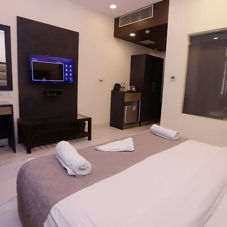 Hotel Pk Residency Noida Eksteriør billede